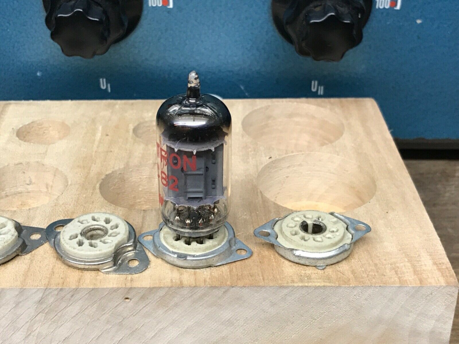 ECC82 12AU7 Siemens long plate, D-getter, tests NOS+, 1956 Munich - Image 3