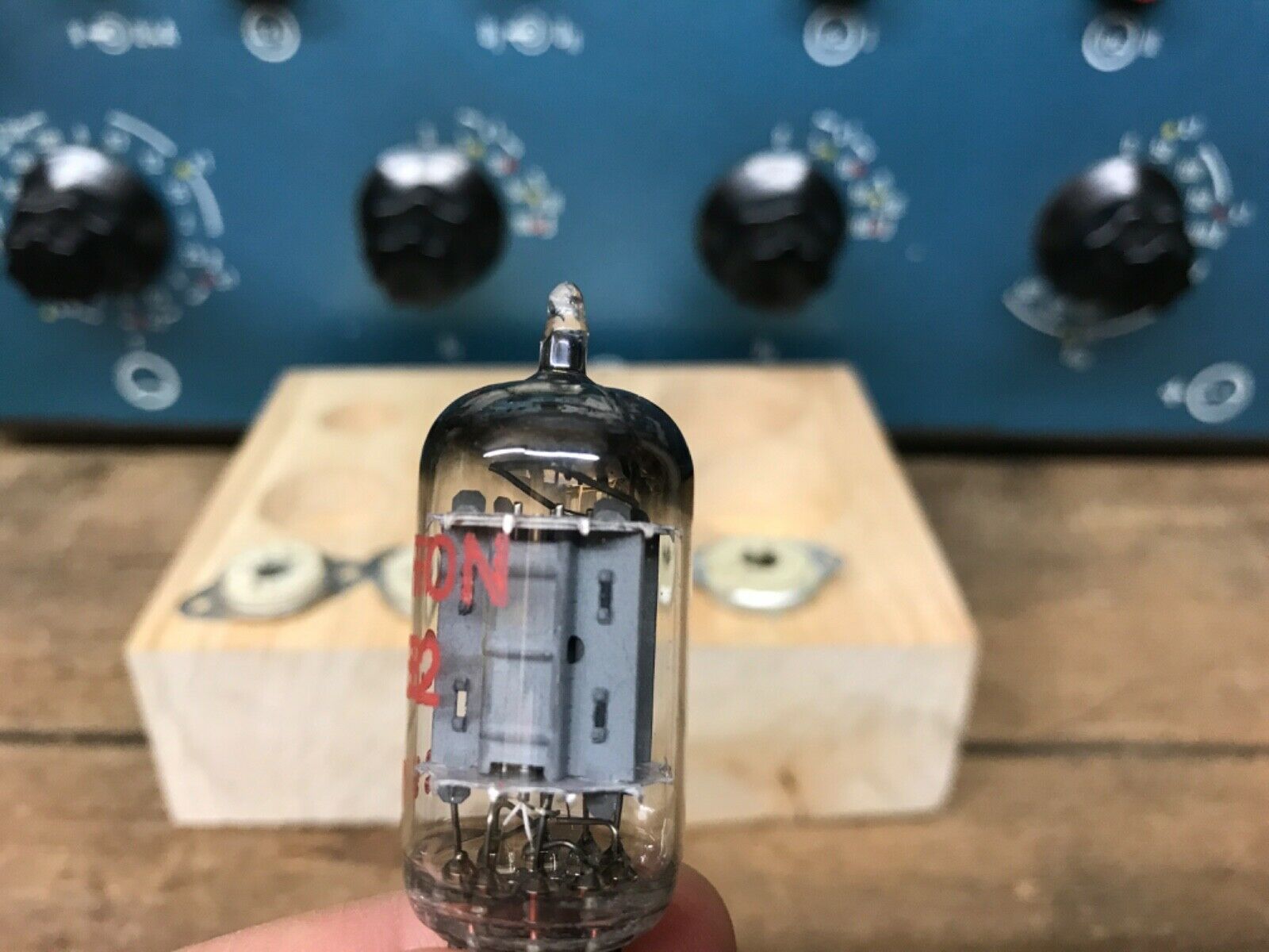 ECC82 12AU7 Siemens long plate, D-getter, tests NOS+, 1956 Munich - Image 4
