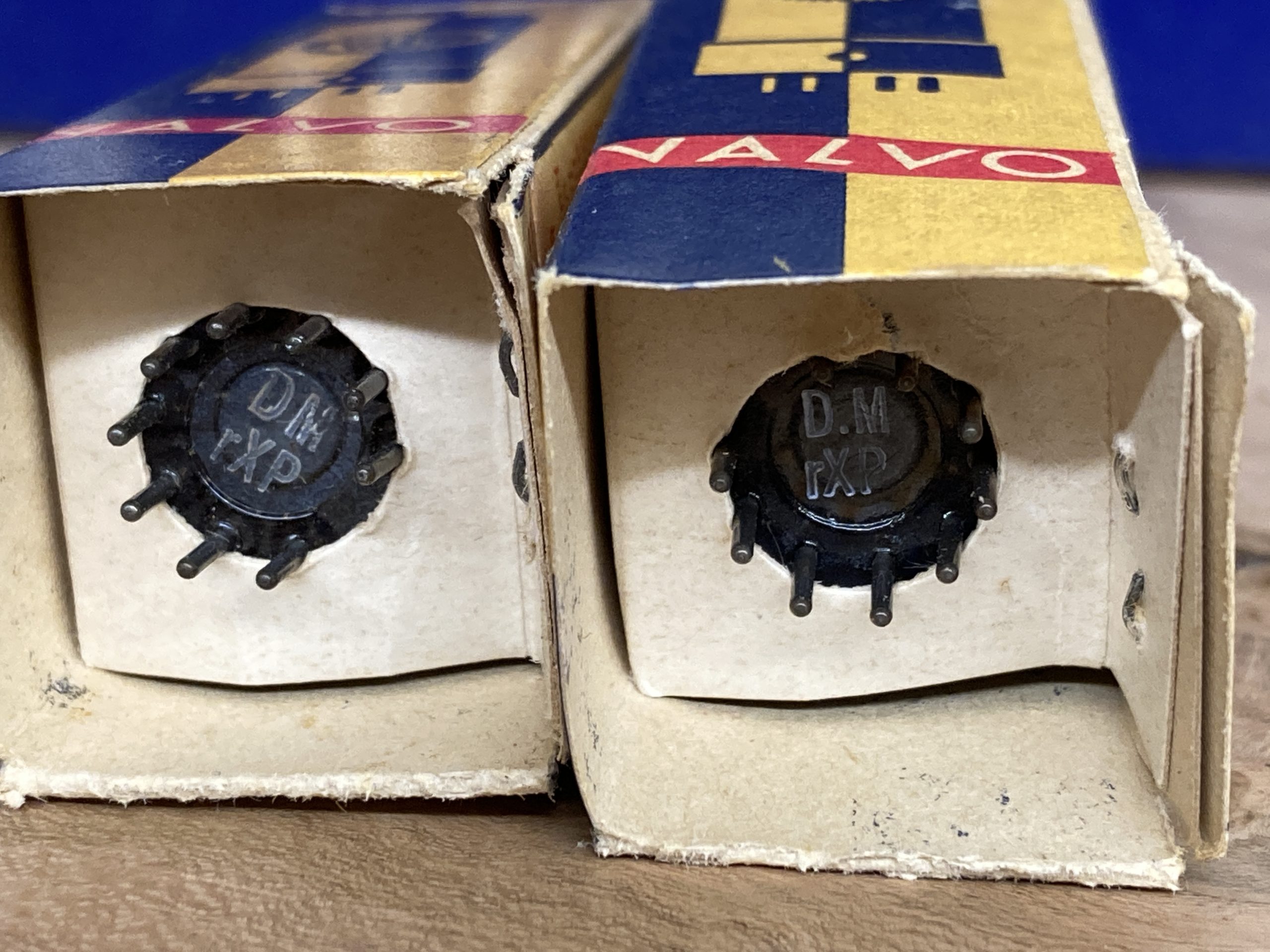 EL84 Valvo, very first series with solid eliptical getter. Still sealed! One pair (2) - Image 3