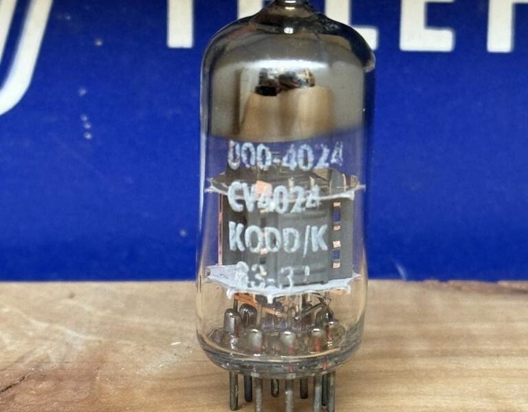 CV4024 ECC81 12AT7WA Mullard, copper rods, military print