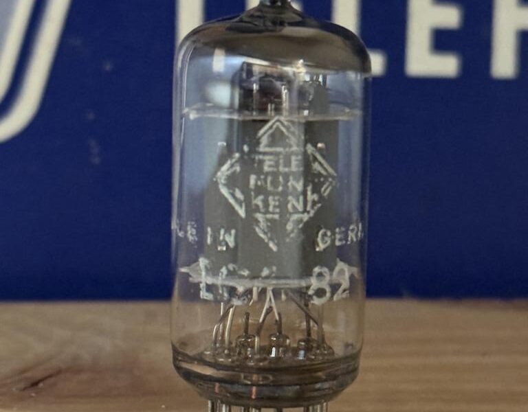 ECC82 12AU7 Telefunken, slightly used, tests great, diamond <> on bottom